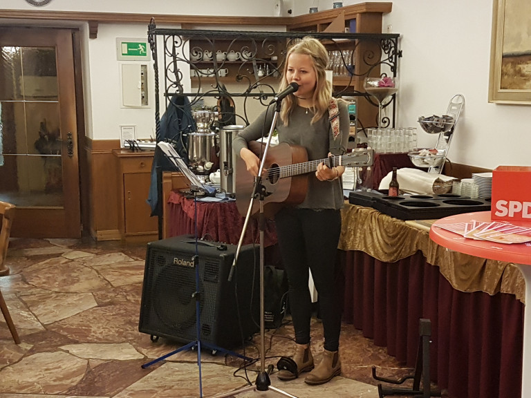 Eva Niedermeier beim Poetry Slam in Bernau